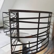 Gebogen metalen trapbalustrade