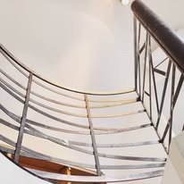 Metalen trapleuning met horizontale regels