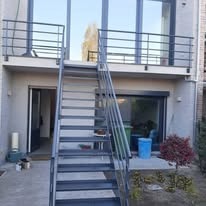 Metalen buitentrap aan een woning