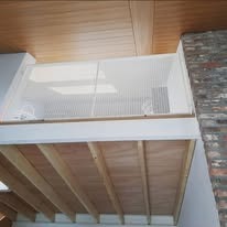 Witte metalen constructie onder een plafond