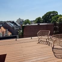 Terras met metalen balustrade