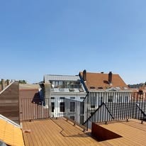 Balustrade op een dakterras in de stad