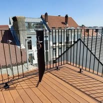 Metalen balustrade wordt met een kraan gehesen