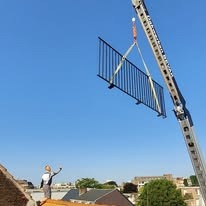 Zwarte metalen trapbalustrades in een interieur