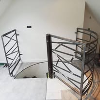 Balustrade-element in de lucht aan een kraan