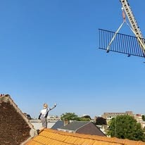 Metalen wandrek boven een bed
